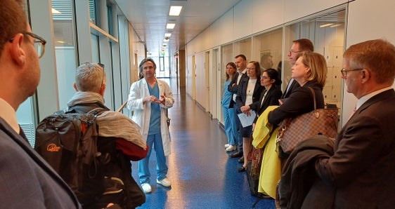 Marc Kaufmann, Direktion für Notfall-, Anästhesie und Intensivmedizin, im Austausch mit den Gästen