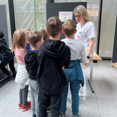 Krankenpflegerin Hannah Oberhollenzer beim Messen der Vitalparameter