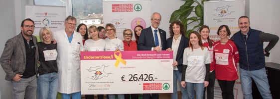 Foto (von links): Ingo Wachtler (Marketingverantwortlicher Despar Trentino-Südtirol), Monica Pindilli, Dr. Martin Steinkasserer (Primar für Gynäkologie und Geburtshilfe KH Bozen), Jessica Lisciotto, Dr. Miriam Leopizzi (Präsidentin Endometriose Verein Südtirol), Roberta Germanico, Ilaria Bona (Vizepräsidentin Endometriose Verein Südtirol), Michela Perezzan, Christina Rizzo (beide Despar), Dr. Florian Zerzer (Generaldirektor Südtiroler Sanitätsbetrieb), Martina Baldasso (Praktikantin Despar Marketing), Barbara Infantino, Manuela Unterthurner, Margit Cappelletti, Carlo Tatti (Zonenleiter Verkauf Despar)