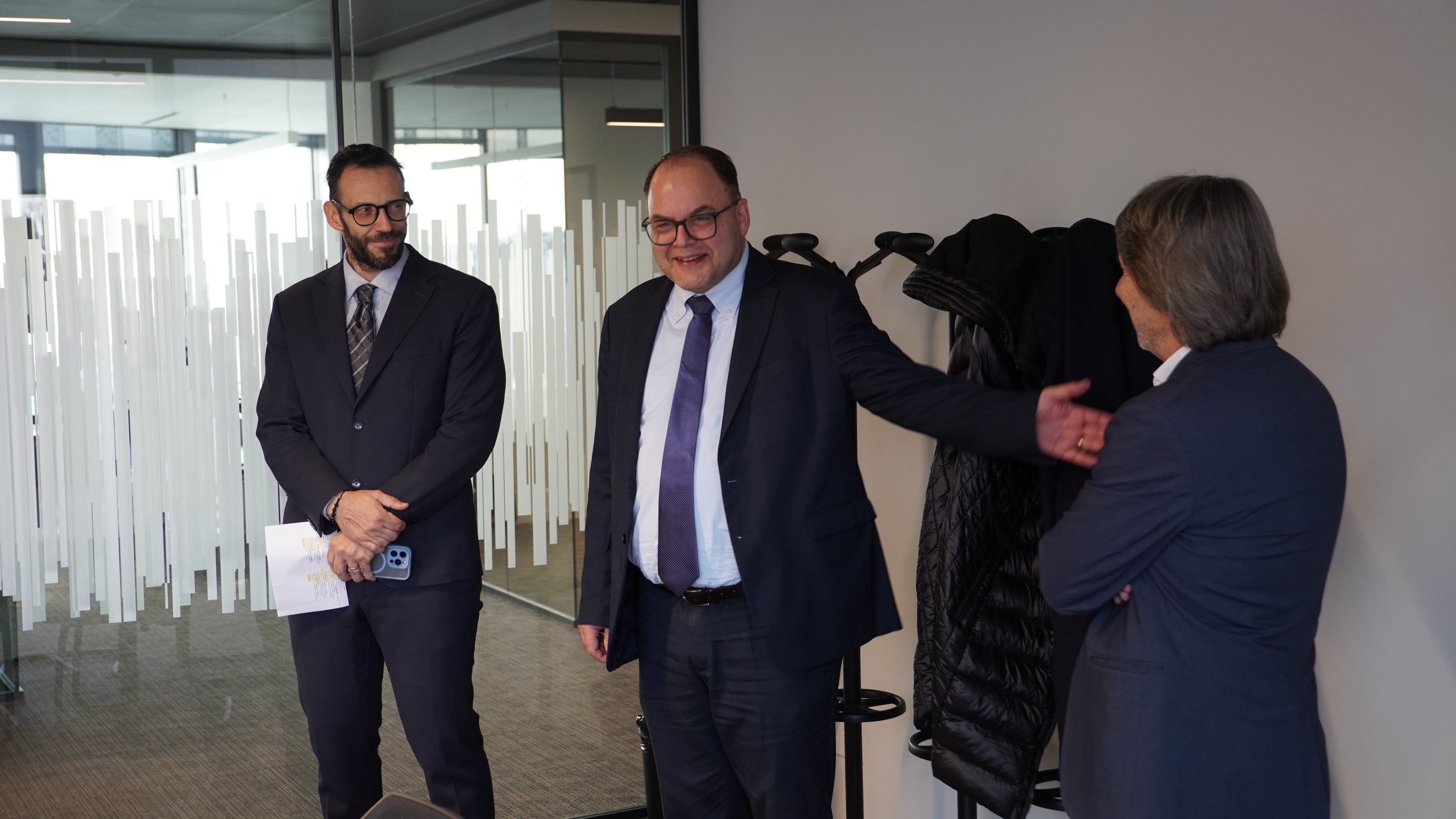 Generaldirektor Christian Kofler und Verwaltungsdirektor Luca Armanaschi begrüßen den Landesrat. (Foto: Peter A. Seebacher)