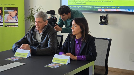 Dr. Josef Widmann, Sanitätsdirektor des Südtiroler Sanitätsbetriebes und Dr.in Silvia Spertini, geschäftsführende Direktorin des Betrieblichen Dienstes für Hygiene und öffentliche Gesundheit