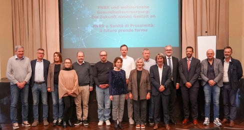 Sie unterstützen die Umsetzung des Wiederaufbauplanes: Betriebsdirektion und Bezirksdirektionen des Sanitätsbetriebes mit Landesrat Hubert Messner und Vertretern der Landesverwaltung (es fehlt Generaldirektor Dr. Christian Kofler). (Foto: Sabes/Maria Hechensteiner)