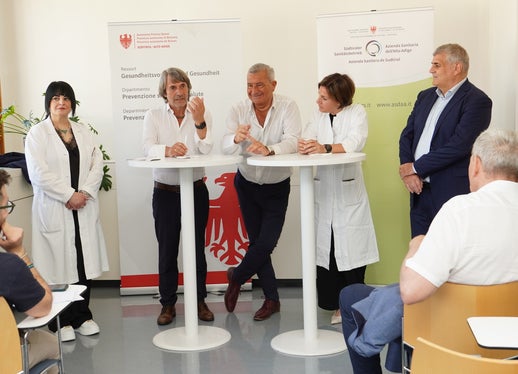 Basismedizin-Primaria Alessandra Capici, Gesundheitslandesrat Hubert Messner, Bezirksdirektor Umberto Tait, Pflegekoordinatorin Loredana Rodighiero und Stadtrat Claudio Dalla Ratta (Foto: Sabes)