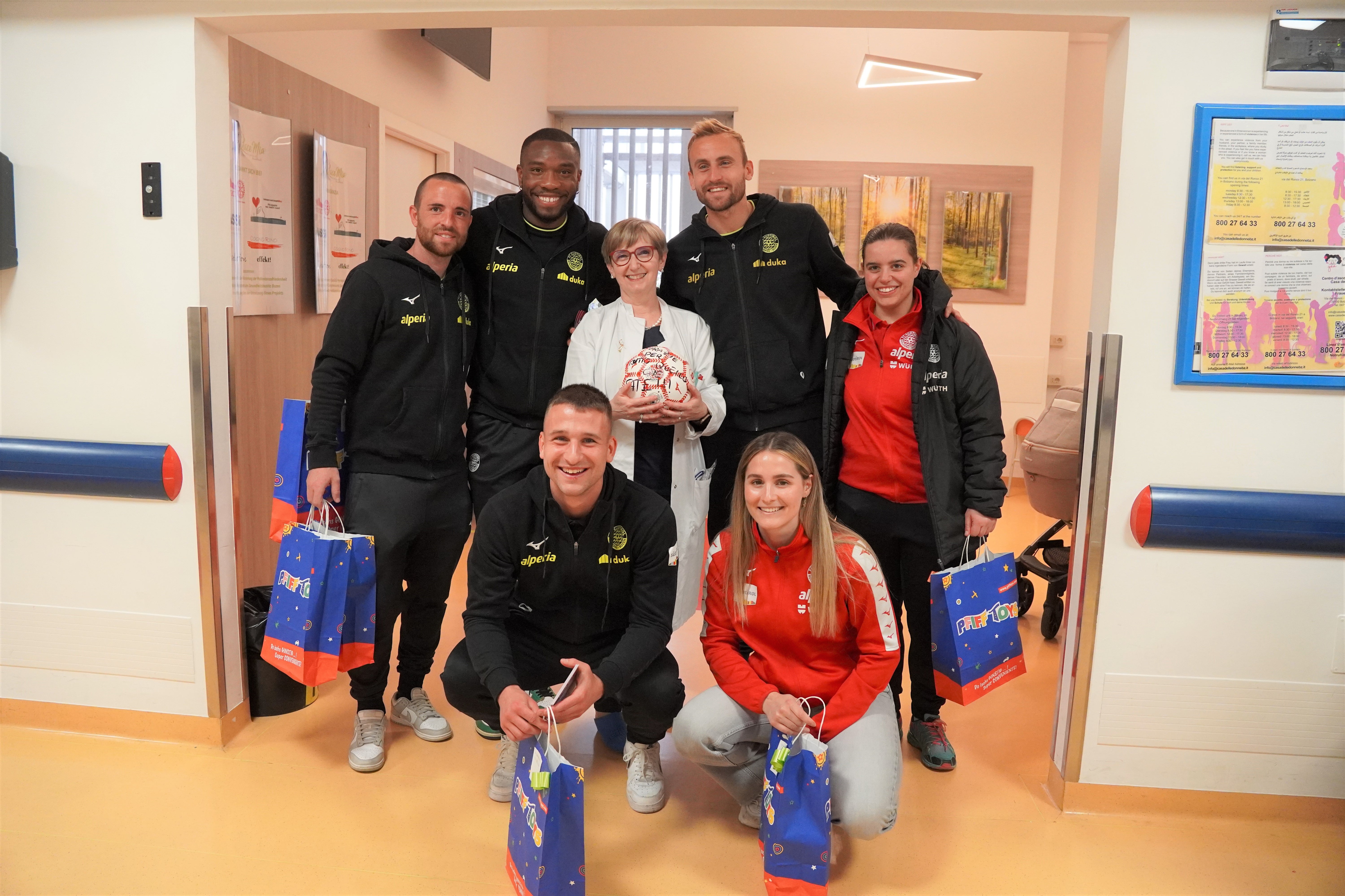 Gruppenfoto mit der Primaria der Pädiatrie, Laura Battisti