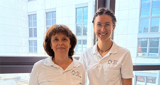 v.l.n.r.: Physiotherapeutinnen Brigitte Tschenett und Mara Rainalter (Foto: privat)