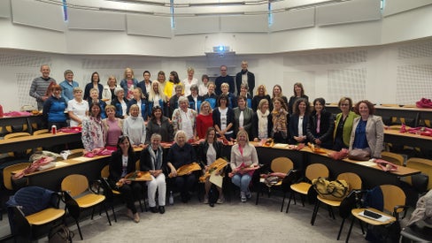 38 Krankenpflegerinnen und -pfleger haben den Ausbildungskurs für Familienzentrierte Pflege abgeschlossen