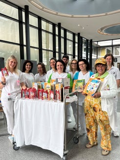 Mitarbeitende der Pädiatrie am Krankenhaus Bruneck mit den Geschenken der Grundschule Taisten