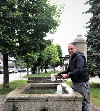 Armin Oberlechner bei der Überprüfung des Trinkwassers
