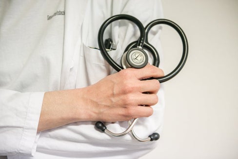 Il numero dei dipendenti nell'Azienda sanitaria dell'Alto Adige è aumentato costantemente negli ultimi anni. A marzo 2026 il numero di dipendenti ha raggiunto un livello senza precedenti. Sia per i medici che per il personale infermieristico, il saldo tra nuove assunzioni e dimissioni è stato costantemente positivo negli ultimi tre anni. (Foto: USP/Claudia Corrent)