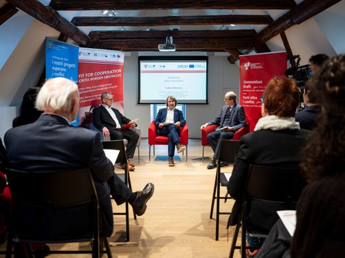 Hoben die Bedeutung der länderübergreifenden Zusammenarbeit im Gesundheitsbereich hervor: (von links) der Tiroler Patientenvertreter Birger Rudisch und Landesrat Hubert Messner im Gespräch mit Moderator Guido Steinegger. (Foto: LPA/Fabio Brucculeri)