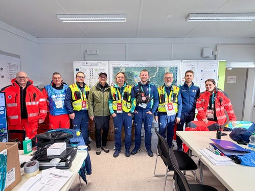 v.l.n.r.: Andreas Angerer (Disponent Landesnotrufzentrale), Gerhard Perger (Krankenpfleger Landesnotrufzentrale), Daniel Kiem (Krankenpfleger Landesnotrufzentrale), Ivo Bonamico (Direktor Weißes Kreuz), Marc Kaufmann (Direktion Nai), Lukas Innerhofer (Weißes Kreuz), Paolo Berenzi (Koordinator Landesnotrufzentrale), Alex Zanvettor (Arzt Nai), Monika Zoderer (Krankenpflegerin Landesnotrufzentrale) 