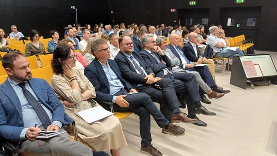 Die Bersaglio-Studie untersuchte anhand von 400 Parameter das Gesundheitswesen. Am 19. Juni wurden die Ergebnisse vorgestellt (von links): Nicola Vitiello (Rettore Scuola Superiore Sant'Anna), Milena Vainieri (Laboratorio Management e Sanità Sant'Anna), Antonio Ferro (Generaldirektor APSS Trient), der Generaldirektor des Südtiroler Sanitätsbetriebs Christian Kofler, Ressortdirektor Michael Mayr, Gesundheitslandesrat Hubert Messner und sein Trentiner Amtskollege Mario Tonina sowie Nicola Bellè (Laboratorio Management e Sanità Scuola Superiore Sant'Anna) bei der Vorstellung der Studienergebnisse. (Foto: LPA)