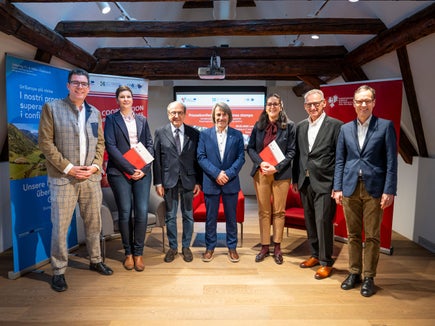 Stellten das Projekt Bürgernahe Gesundheit vor: Matthias Fink (Euregio-Generalsekretär), Maria Pflanzner-Stockl, Volksanwalt Sandro Raimondi, Landesrat Hubert Messner, Volksanwältin Veronika Meyer, Birger Rudisch und Günther Sommia. (Foto: LPA/Fabio Brucculeri)