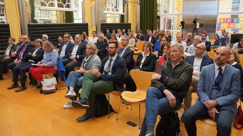 Zuhörerinnen und Zuhörer im Saal 