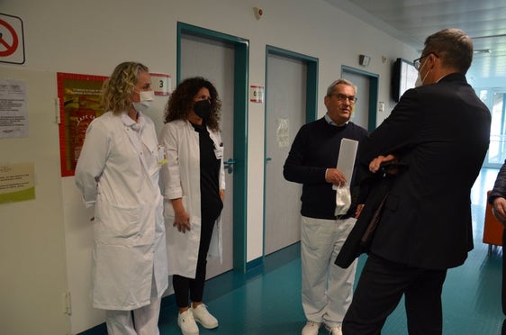 Il presidente Arno Kompatscher (da destra) a colloquio con Herbert Heidegger, primario del Reparto di ginecologia, e con le dottoresse Alexia Bestagno e Tania Dalsass (Foto: ASP)