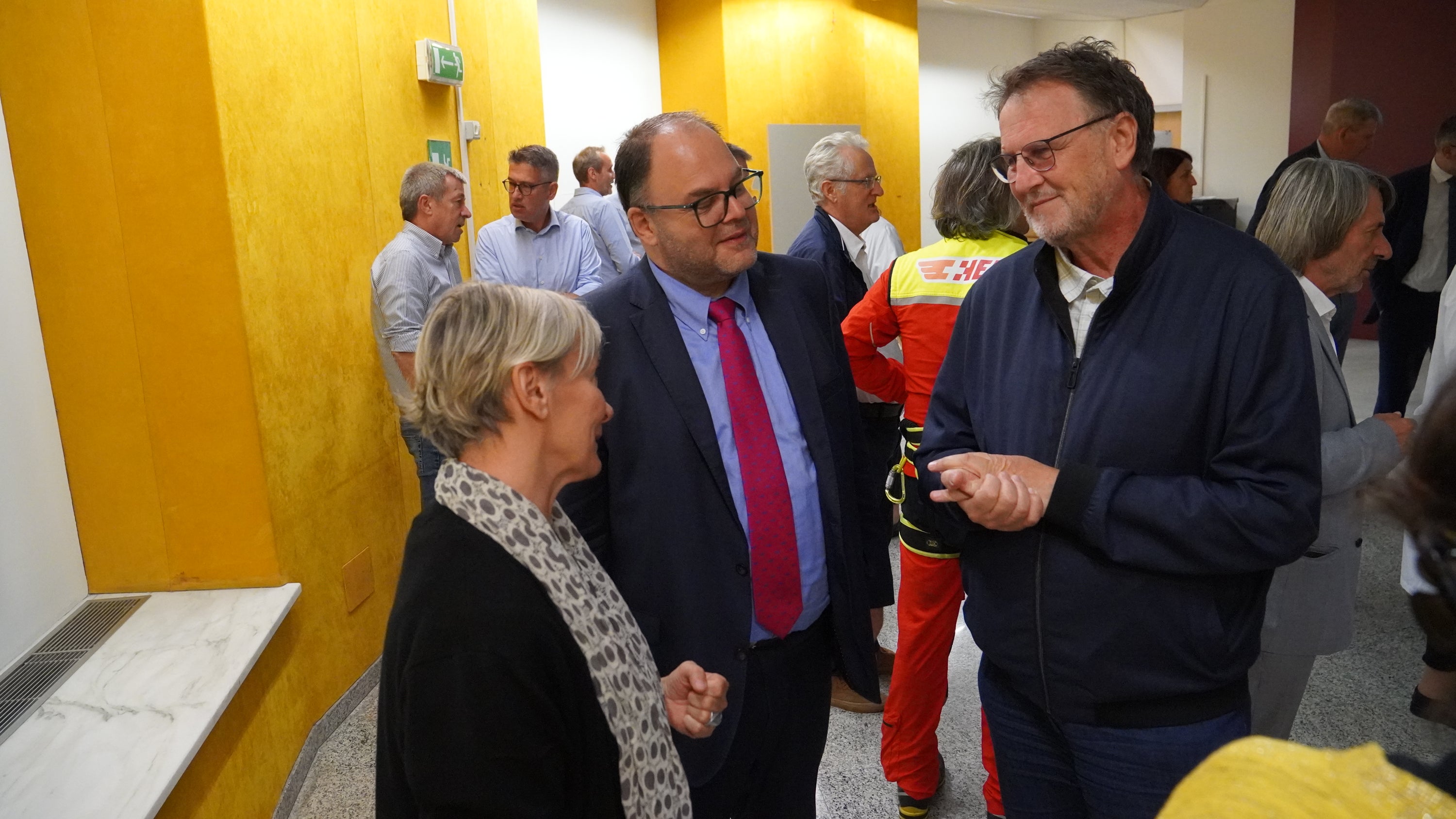 Pflegedirektorin Marianne Siller und Generaldirektor Christian Kofler im Gespräch mit Georg Leimstädtner vom Dachverband für Soziales und Gesundheit (Foto: Ingeburg Gurndin)
