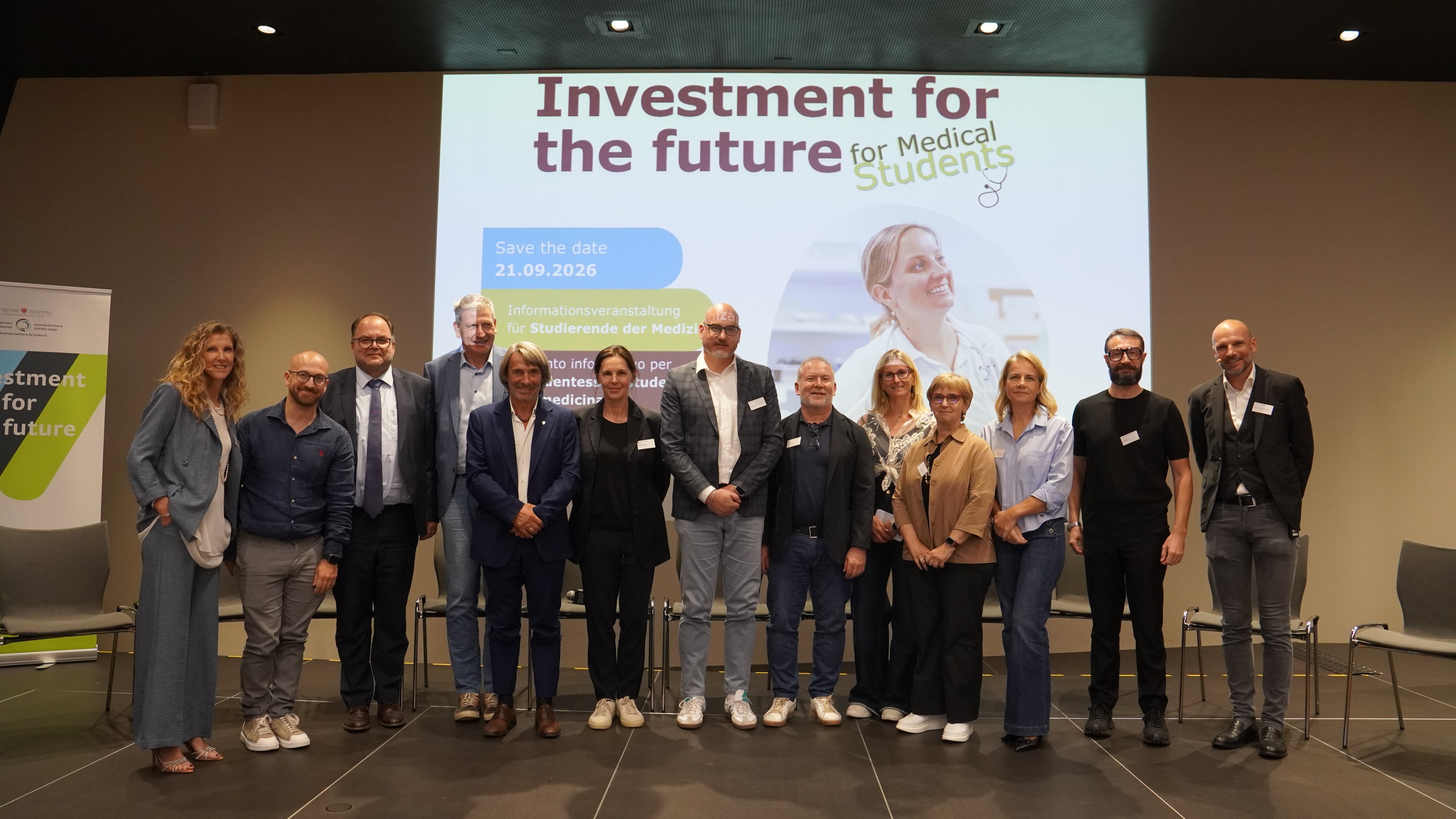 v.l. Dr.in Sabrina Balduzzi, Abteilungsdirektorin Personalverwaltung, Dr. Pietro Murrali, Arzt für Allgemeinmedizin, Generaldirektor Dr. Christian Kofler, Sanitätsdirektor Dr. Josef Widmann, Landesrat Dr. Hubert Messner, Dr.in Astrid Marsoner, Präsidentin der Ärztekammer, Dr. Michael Mian, Abteilungsdirektor IRTS, Dr. Alberto Zendrini, Direktor des Amtes für Anstellungen, Dr.in Isabella Summa, Direktorin des Landesamtes für Personal, Bildung und Beiträge im Gesundheitswesen, Dr.in Laura Battisti, Primaria der Pädiatrie des Krankenhauses Bozen, Dr.in Sieglinde Kofler, Primaria der Inneren Medizin des Krankenhauses Meran, Dr. Marco Angriman, Sanitätsdirektion, Dr. Martin Matscher, Abteilungsdirektor Personalentwicklung (Foto Sabes/RL)