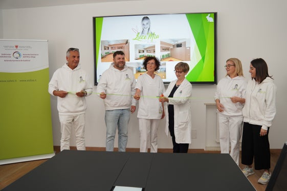 Primaria Laura Battisti und Pflegekoordinatorin Dorothea Morandell beim Bandschnitt 