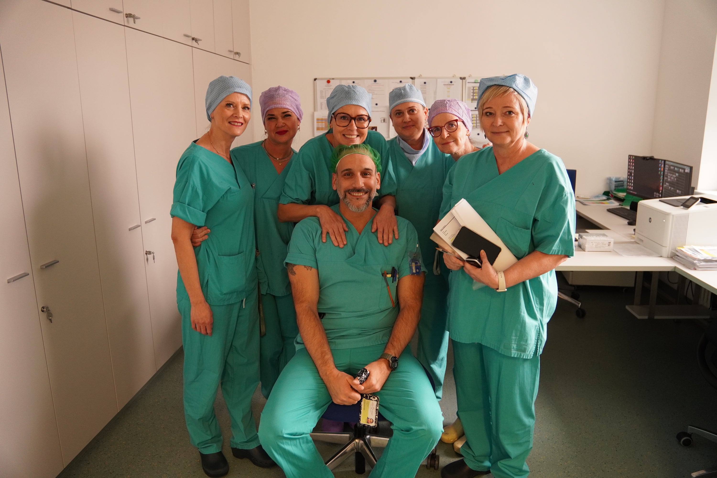 Team mit Reporterin Sabine