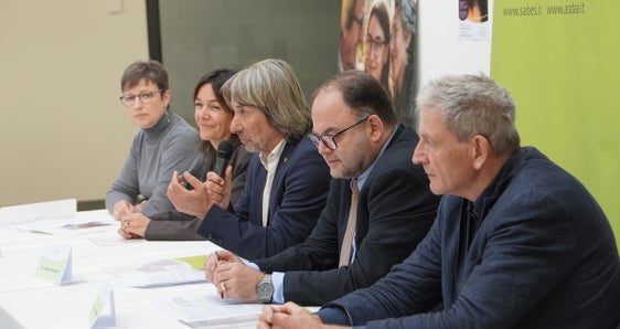 Hubert Messner: La vaccinazione antinfluenzale è un modo semplice ed efficace per proteggere sé stessi e le altre persone. Invito tutte le cittadine e tutti i cittadini a cogliere questa opportunità e a vaccinarsi, specialmente ora che la vaccinazione è gratuita per tutte e tutti. Con il vostro aiuto possiamo creare una comunità più forte e più sana e ridurre il carico sul nostro sistema sanitario