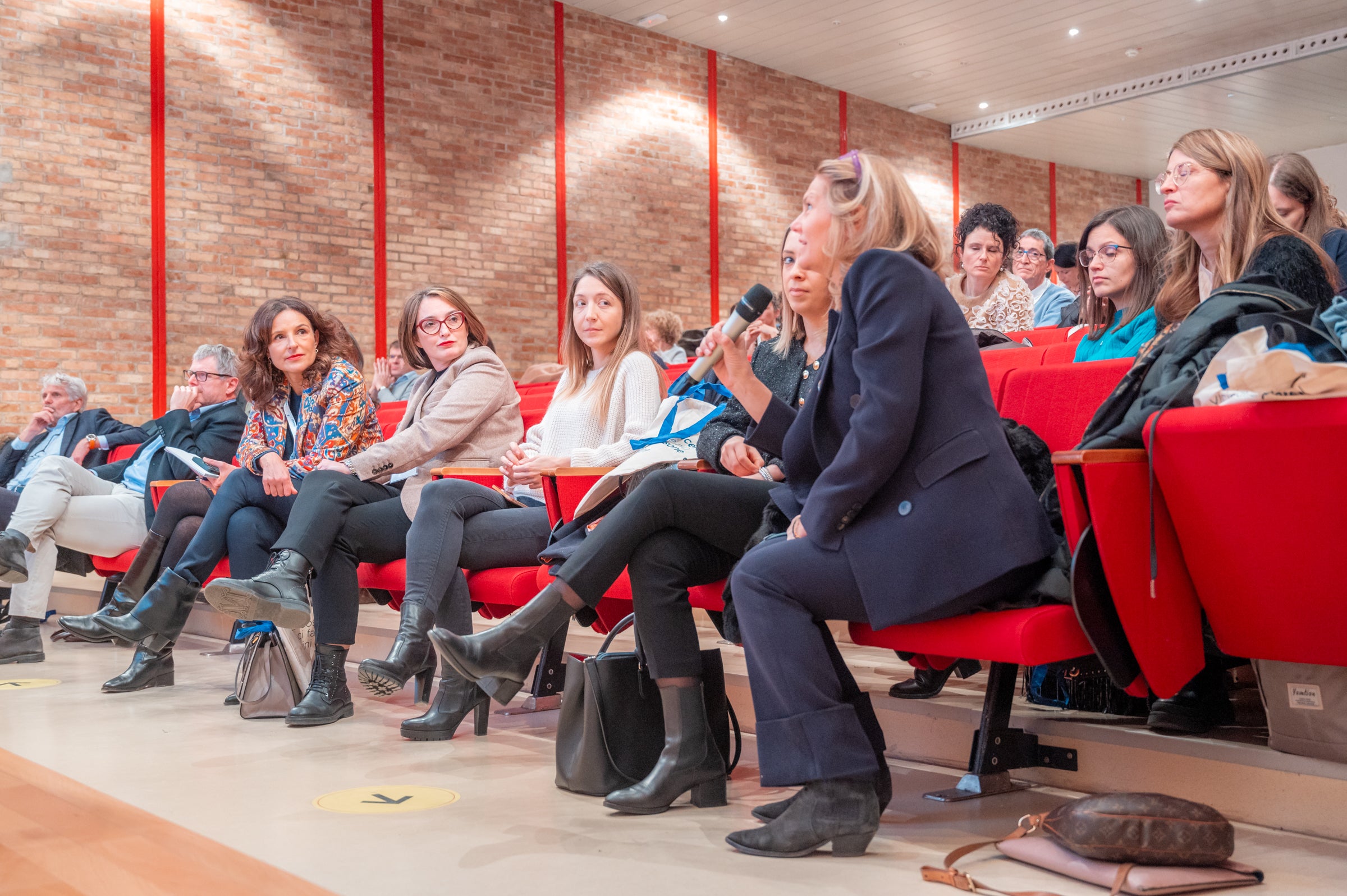 Primarin Sonia Prader (links) bei der Diskussion.