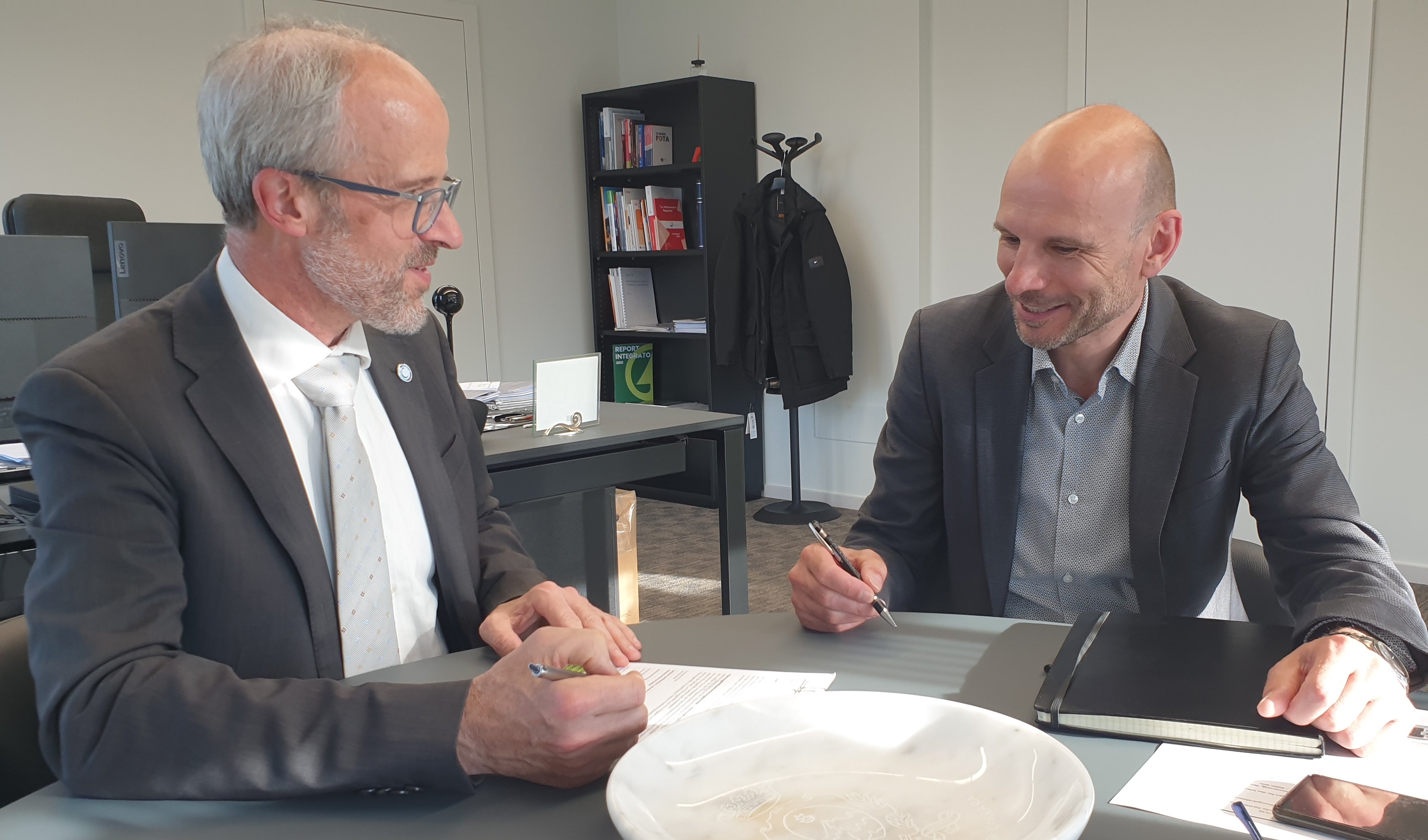 Florian Zerzer und Martin Matscher beim Gespräch über den Führungskräftetag. (Foto: Vera Schindler)