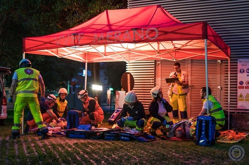 Alles läuft wie geplant: Notfallübung vor dem Krankenhaus Meran (Foto: Stefan Ceska, FF Meran)