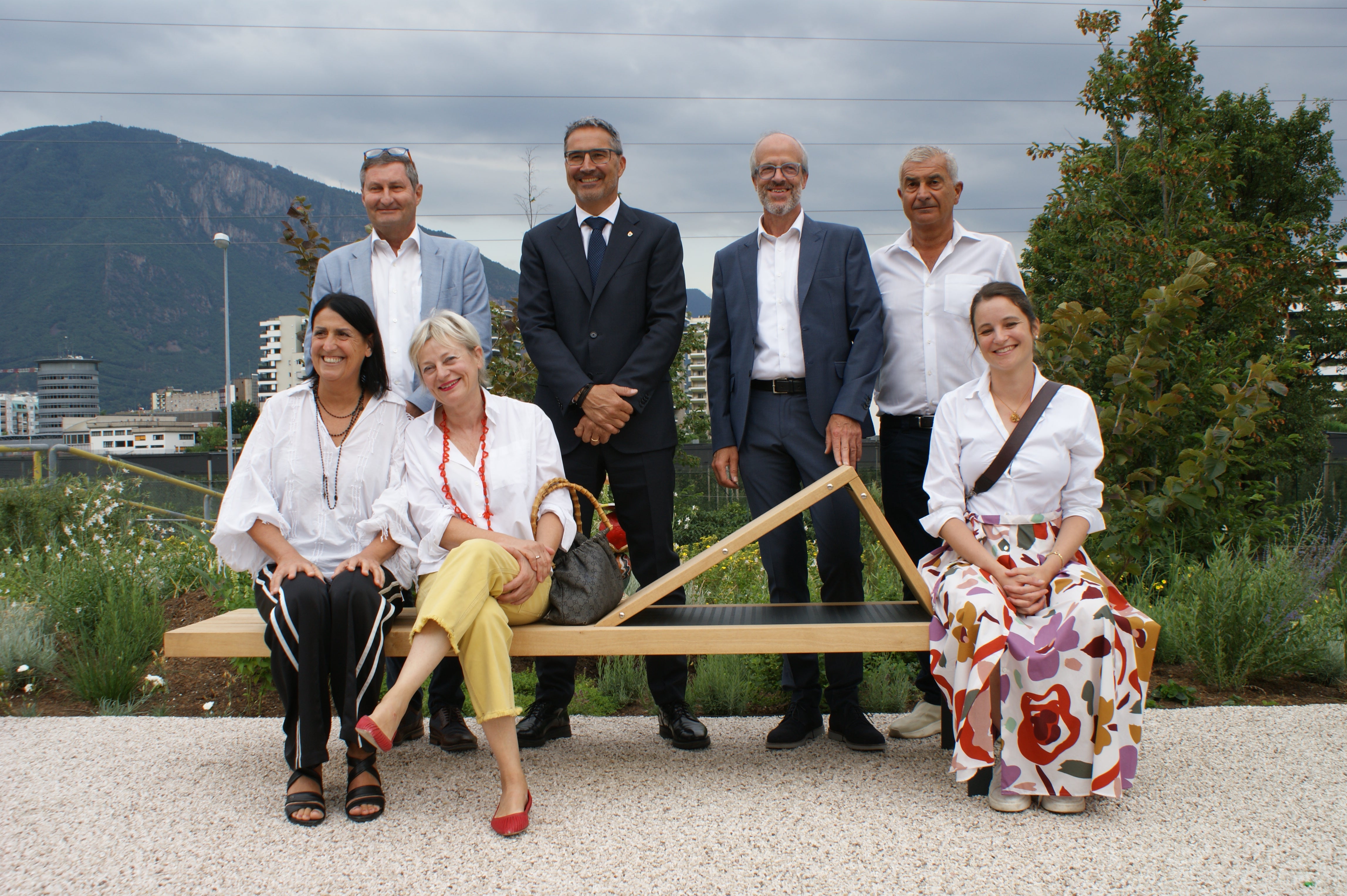 Vorne, v.l.: Irene Pechlaner, Martina Schullian und Eva Schgaguler. Hinten, v.l.: Heinrich Corradini, Arno Kompatscher, Florian Zerzer und Umberto Tait