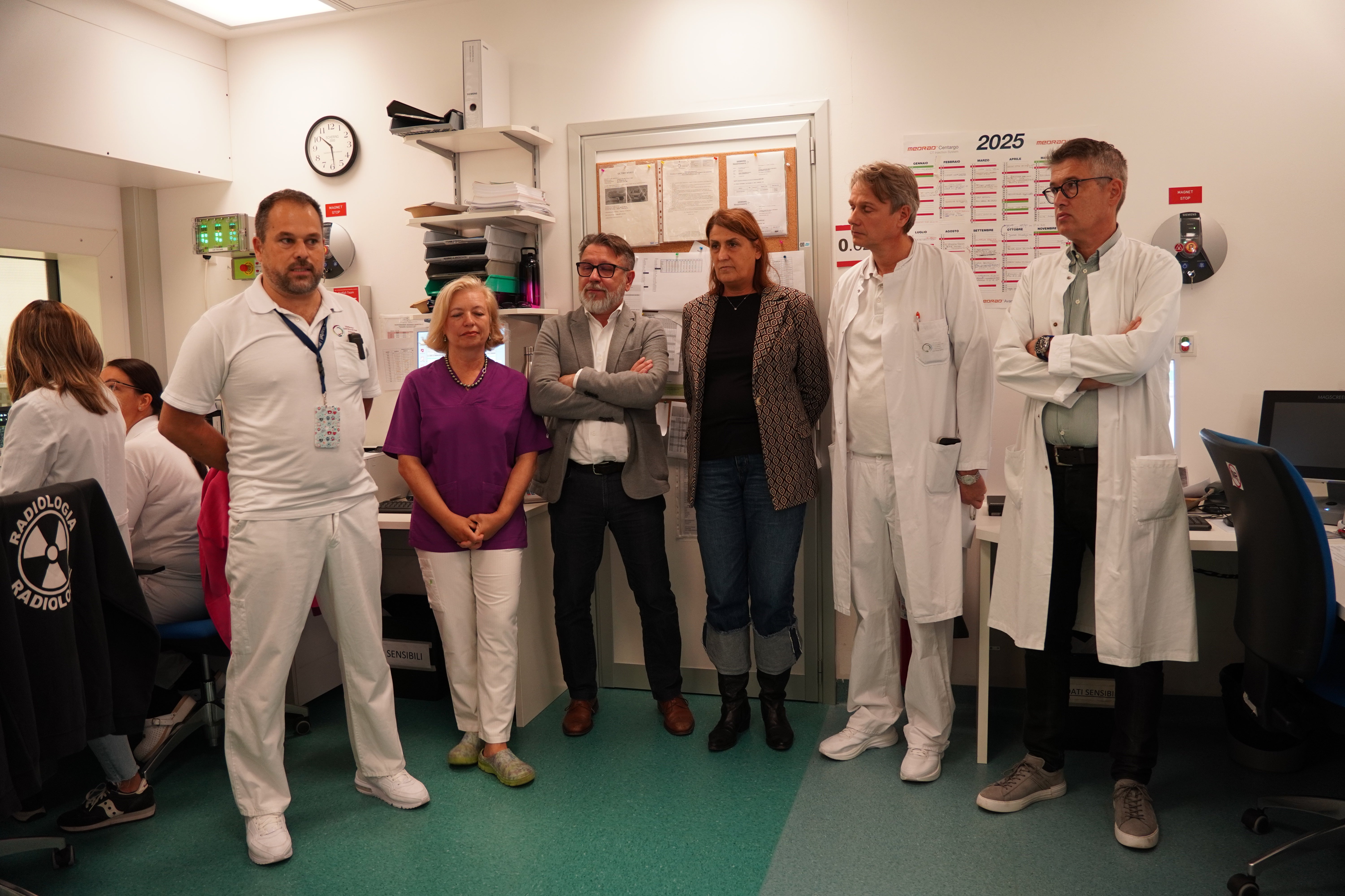 V.l.n.r.: Koordinator Manuel Sperandio, Primarin Dr.in Nadia Oberhofer (Dienst für medizinische Strahlenphysik), Ing. Andrea Marri (Abteilung Medizintechnik), Bezirksdirektorin Dr.in Irene Pechlaner, Primar Dr. Matthias Joachim Fischer, Dr. Valter Ciarrocchi (Ärztliche Direktion), Foto: Sabes