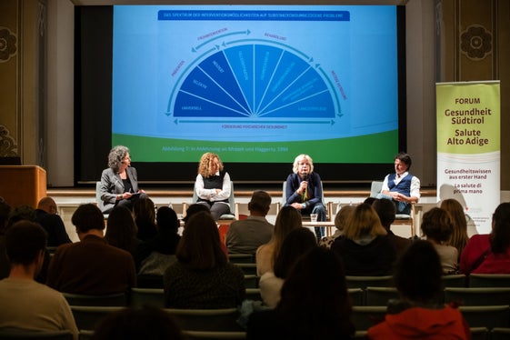 Gespräch am runden Tisch, moderiert von Sabina Frei (l.), mit Patrizia Corazza, Bettina Meraner und Martin Fronthaler (Foto: Ivo Corrà)