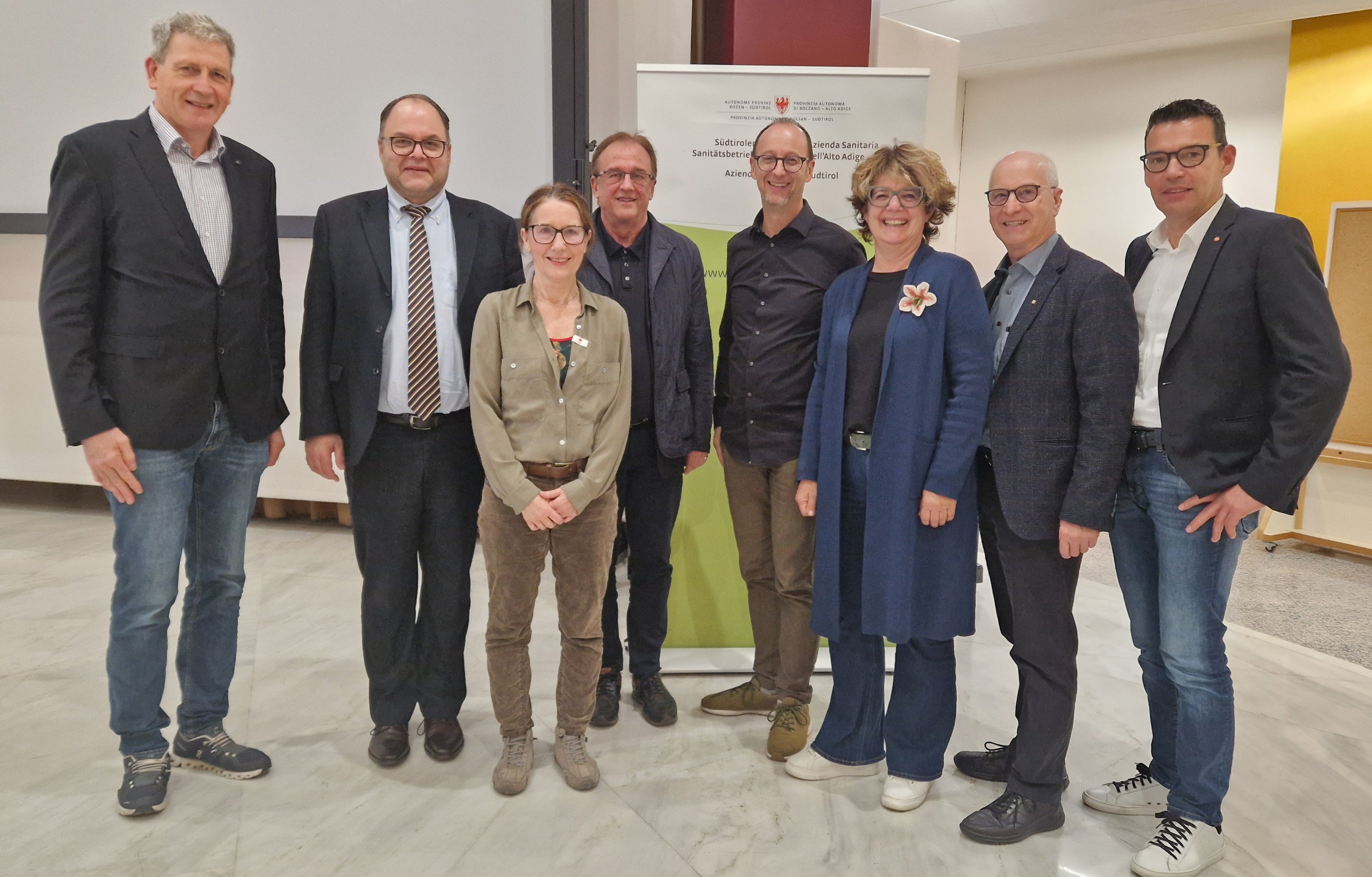 (v.l.n.r.): Dr. Josef Widmann, Dr. Christian Kofler, Univ. Prof. Barbara Juen, Dr. Markus Hauser, Dr. Erwin Steiner, Dr.in Marlene Kranebitter, Dr. Gottfried Ugolini, Dr. Andreas Pattis (Foto: Sabes)