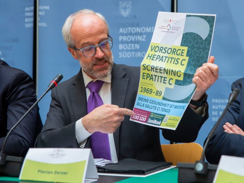 Hepatitis-C-Vorsorge - Florian Zerzer mit Poster