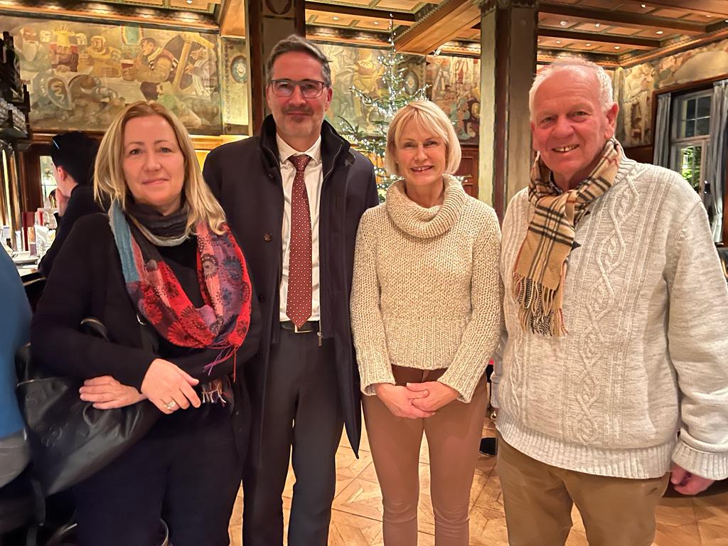 Abschlusstag des SNS-Kurses in Bozen: (v.l.) Monica Greco (Psychologin und Organisatorin), Landeshauptmann Arno Kompatscher, Silke Pfitscher (Psychologin und Organisatorin), Günter Schiepek (Kursleiter und Entwickler des SNS)