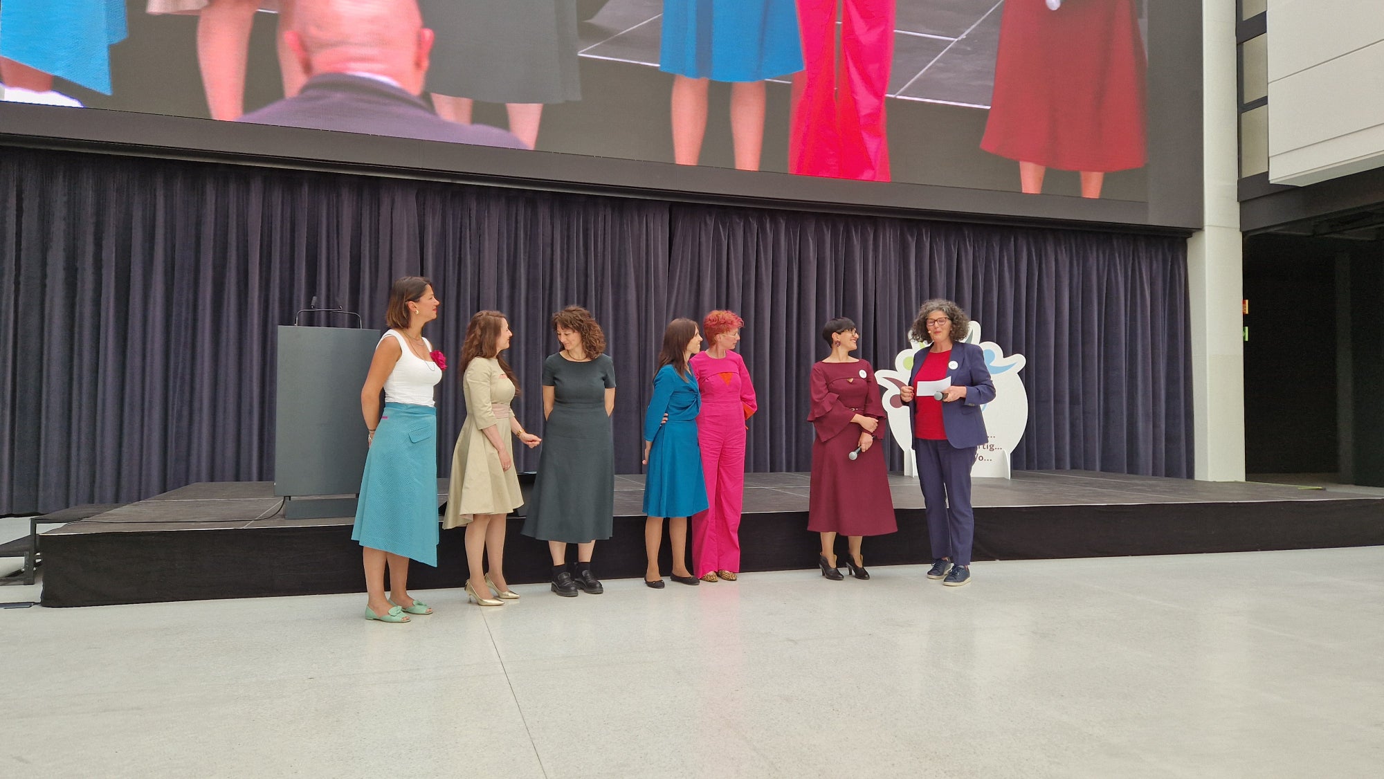 Die Krankenpflegerin Jelena Boksan stattete ihre Kolleginnen mit selbstentworfenen Haute-Couture-Modellen aus. (Foto: Sabes)