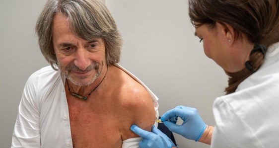 Die Grippeschutz-Impfung verhindert schwere Verläufe und und entlastet zeitgleich das Gesundheitssystem. Sie ist deshalb für alle sinnvoll: nicht nur für Risikogruppen, sondern für die gesamte Bevölkerung, sagt Gesundheitslandesrat Hubert Messner. (Foto: LPA/Greta Stuefer)