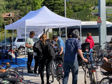 Mitarbeiter/innen des Gesundheitsbetriebes lassen ihre Fahrräder überprüfen