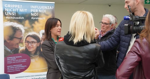 Silvia Spertini, geschäftsführende Direktorin des Dienstes für Hygiene und öffentliche Gesundheit: „Die Grippeschutzimpfung ist eine bewährte Maßnahme zum Schutz vor schweren Krankheitsverläufen. Die aktualisierte Coronaschutzimpfung ergänzt diese wirkungsvoll – insbesondere für ältere Menschen und chronisch Kranke.“