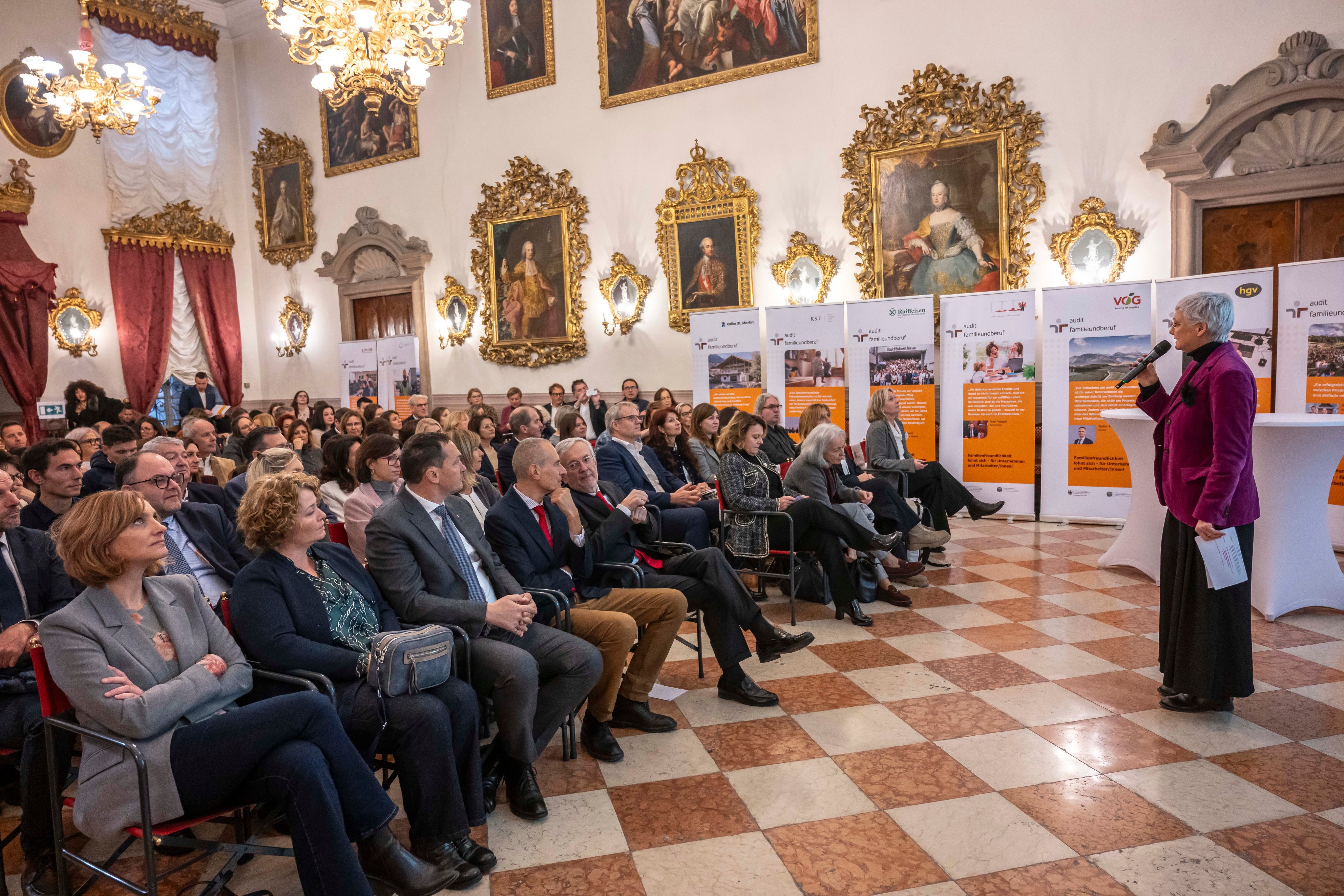 Insgesamt 119 Südtiroler Arbeitgeber haben das audit familieundberuf absolviert. 30 von ihnen haben am 20. November im Ehrensaal des Merkantilmuseums in Bozen dafür ein Zertifikat erhalten. (Foto: Handelskammer Bozen/Othmar Seehauser) 