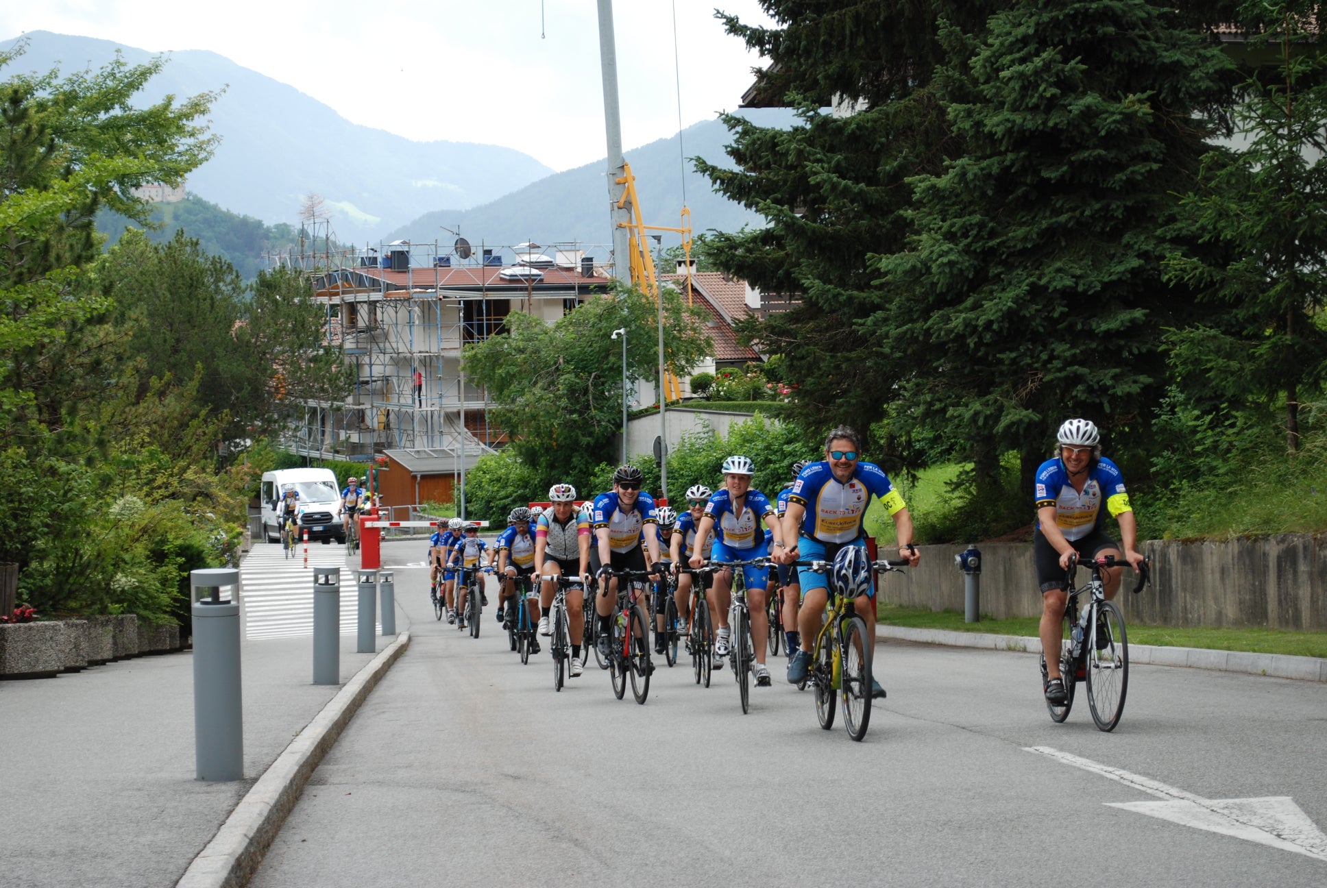 Ankunft des „Hauptfeldes“ am Krankenhaus Sterzing während der Euregiotour für Organspenden und Transplantation im vergangenen Jahr. (Foto: Sabes/Peter A. Seebacher)