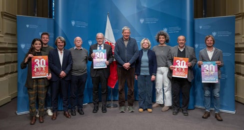 Vorstellung der südtirolweiten Challenge C0,0l – Dry January mit Projektleiterin Anna Maria Anstein (im Bild von links), Influencer Jakob Messner, Landesrat Hubert Messner, AVS-Präsident Georg Simeoni, KVW-Geschäftsführer Werner Atz, Sanitätsdirektor Josef Widmann, Bettina Meraner (geschäftsführende Direktorin des Diensts für Abhängigkeitserkrankungen), Stefanie Egger (VSS), Robert Hillebrand (Regionaldirektor von Despar in Trentino Südtirol) und dem Direktor des Forums Prävention Peter Koler. Die Initiative lädt dazu ein, den Alkoholkonsum bewusst zu pausieren oder zu verringern und neue, alkoholfreie Gewohnheiten auszuprobieren. (Foto: LPA/Greta Stuefer)