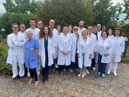 Direktorin Nadia Oberhofer mit Team (vorne, 3. von rechts, mit weißen Sandalen)
