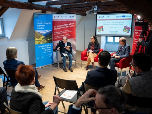 Volksanwalt Sandro Raimondi (links) und Volksanwältin Veronika Meyer (Mitte) – im Bild mit Moderator Guido Steinegger – stellten den Inhalt des Leitfadens vor. (Foto: LPA/Fabio Brucculeri)