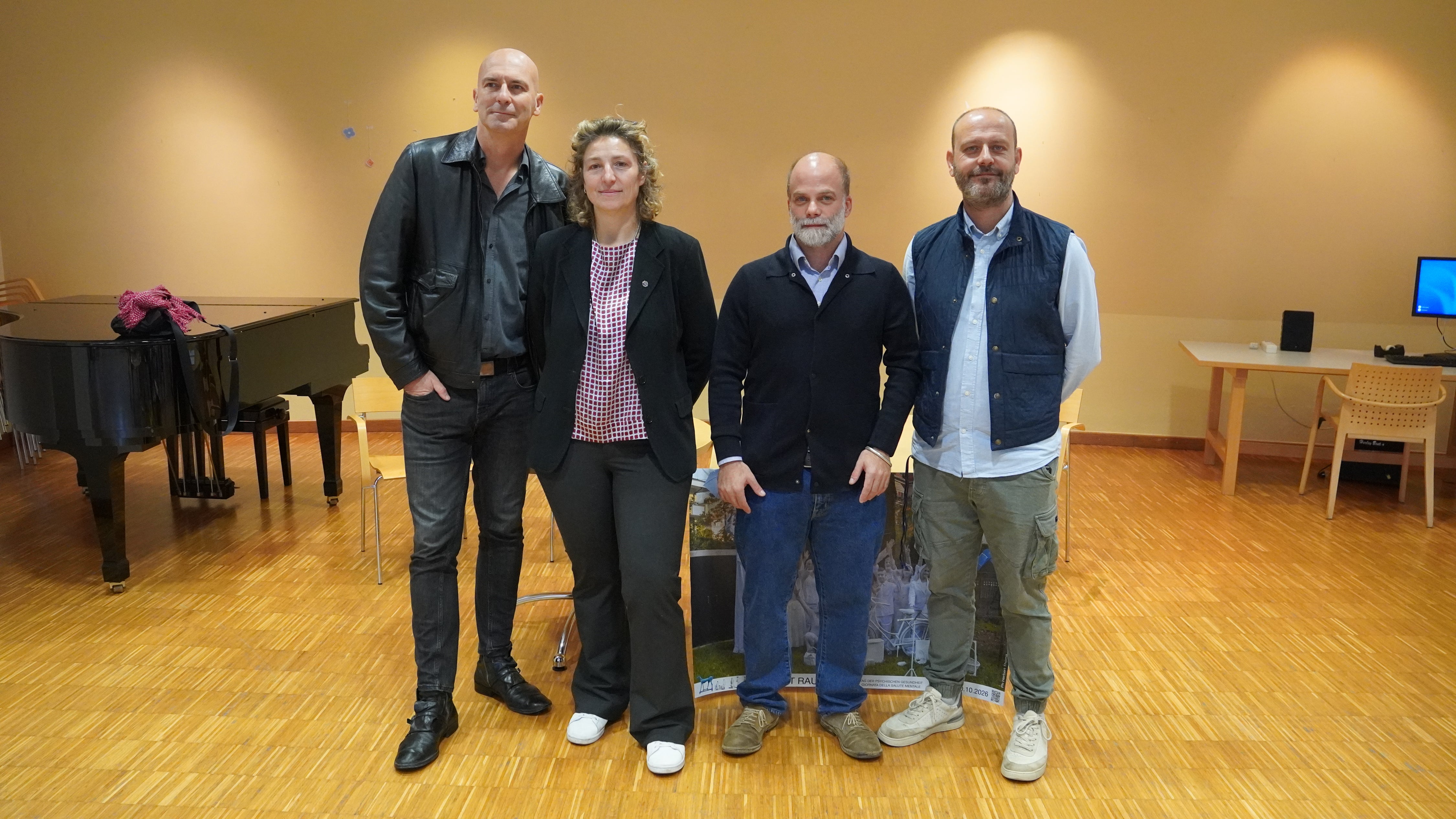 v.l. Dr. Nazario Zambaldi (Teatro Pratiko), Dr.in Francesca Schir (Psychologenkammer der Provinz Bozen), Dr. Antonio Luchetti (Direktor des Psychiatrischen Dienstes im Gesundheitsbezirk Meran) und Dr. Giampiero Modola (Genossenschaft Proges); Foto Sabes/Rocco Leo