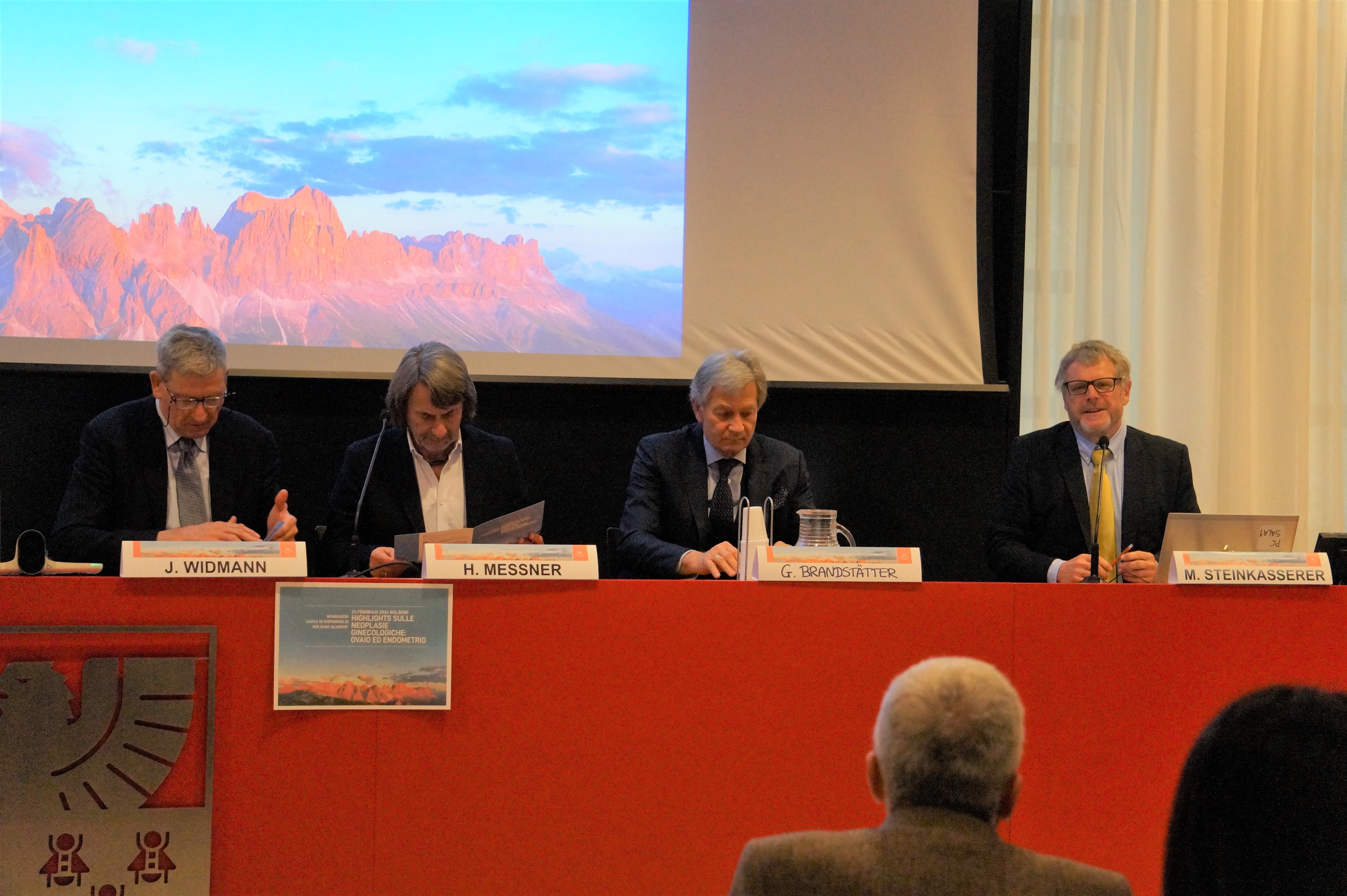 Am Podium v.l.n.r.: Josef Widmann, Hubert Messner, Gerhard Brandstätter und Martin Steinkasserer