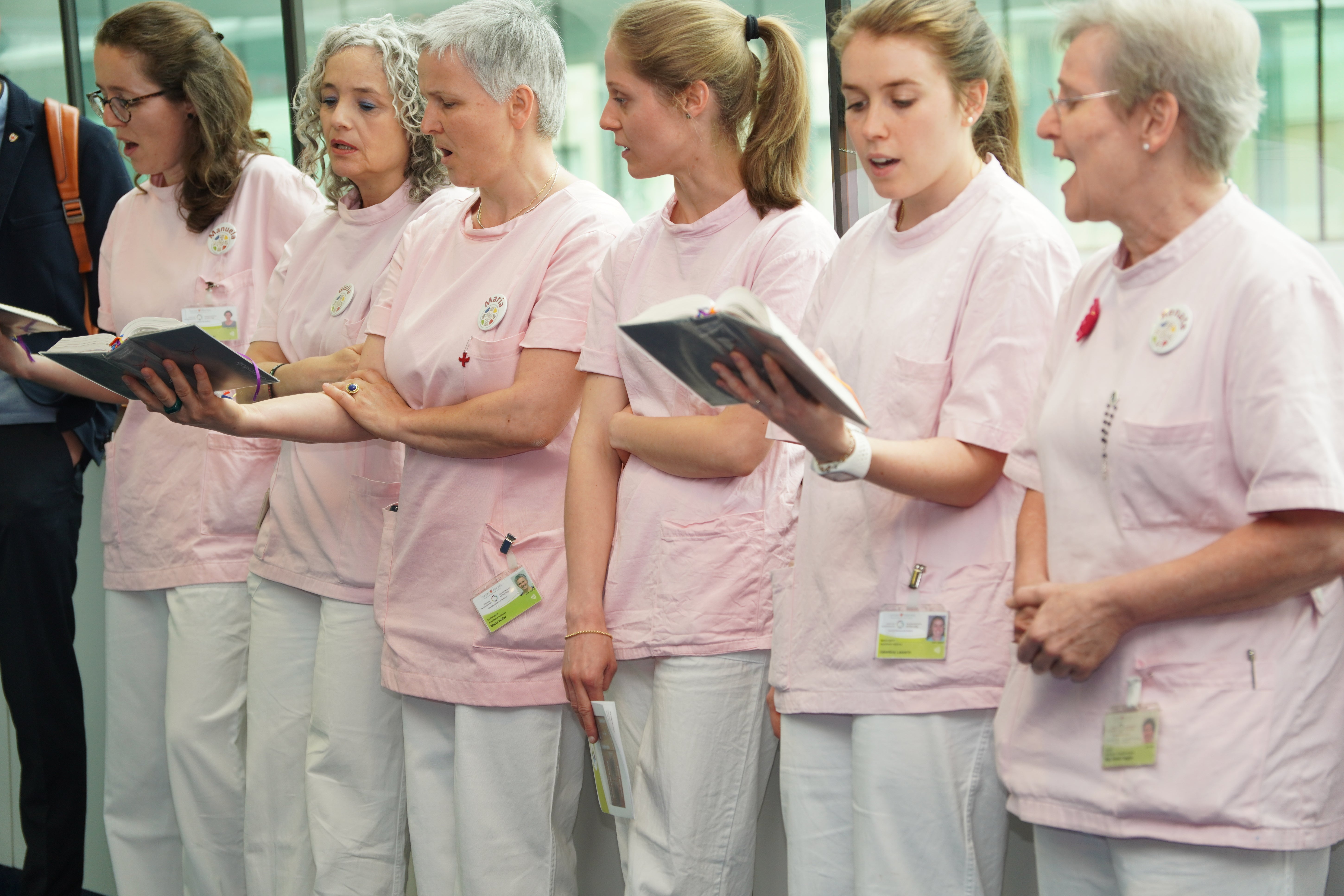 Das Team der Krankenhausseelsorge singt ein Lied 