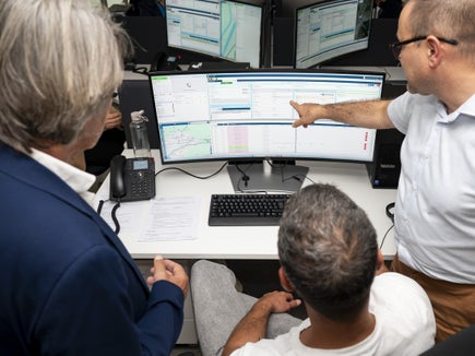 Gesundheitslandesrat Hubert Messner (links) und Koordinator Alessio Zancanaro (rechts) mit Mitarbeitenden in der Leitstelle der Hotline 116117. Bisher wurden durchschnittlich 148 Anrufe pro Tag am Wochenende registriert und an Werktagen rund 75 pro Tag. Rund 38 Prozent der Anrufe gingen nachts ein. (Foto: LPA/Fabio Brucculeri)