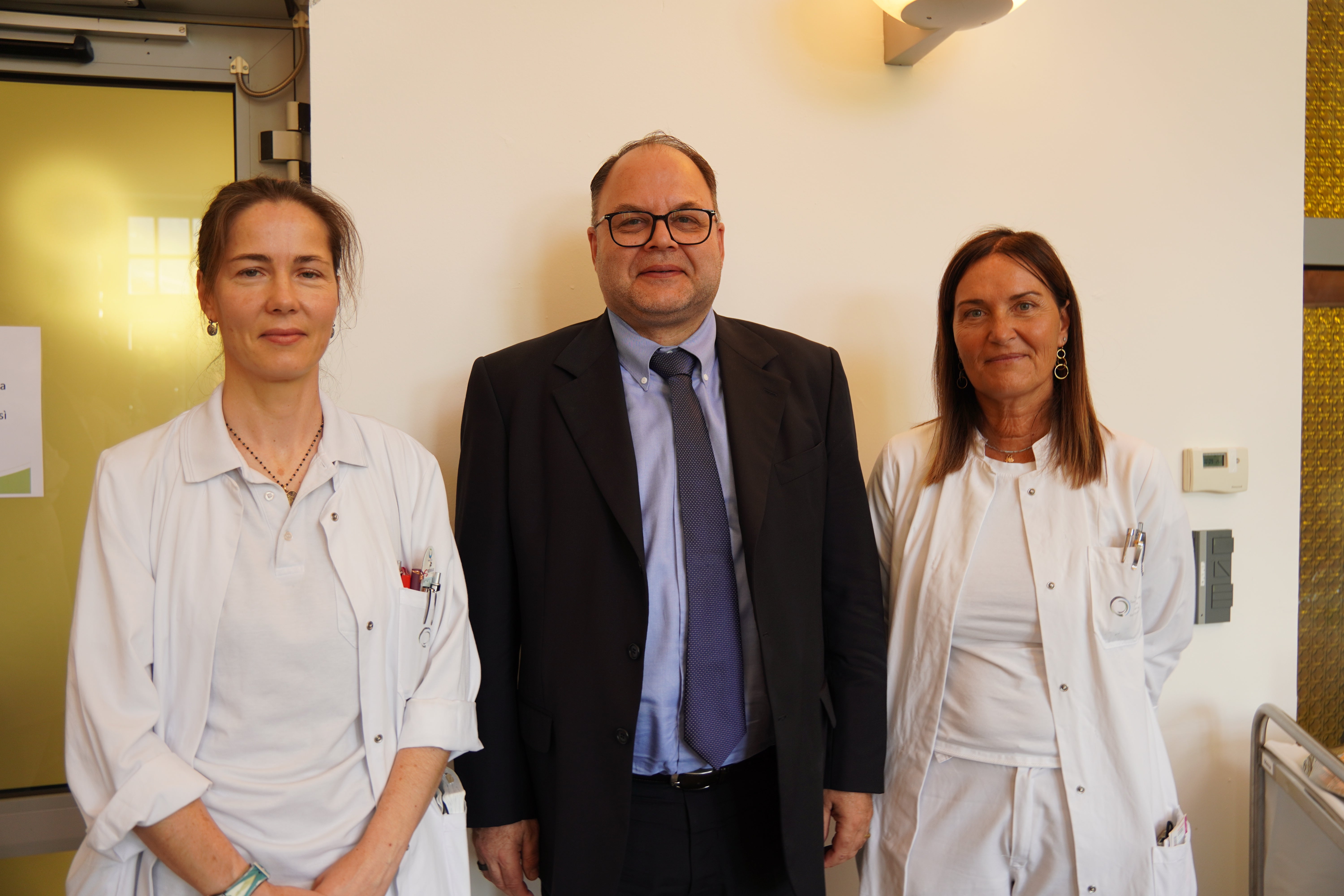 Generaldirektor Dr. Christian Kofler mit den Primarinnen Dr.in Ruffini (li.) und Dr.in Pilloni: Geriatrische und urologische Versorgung gesichert