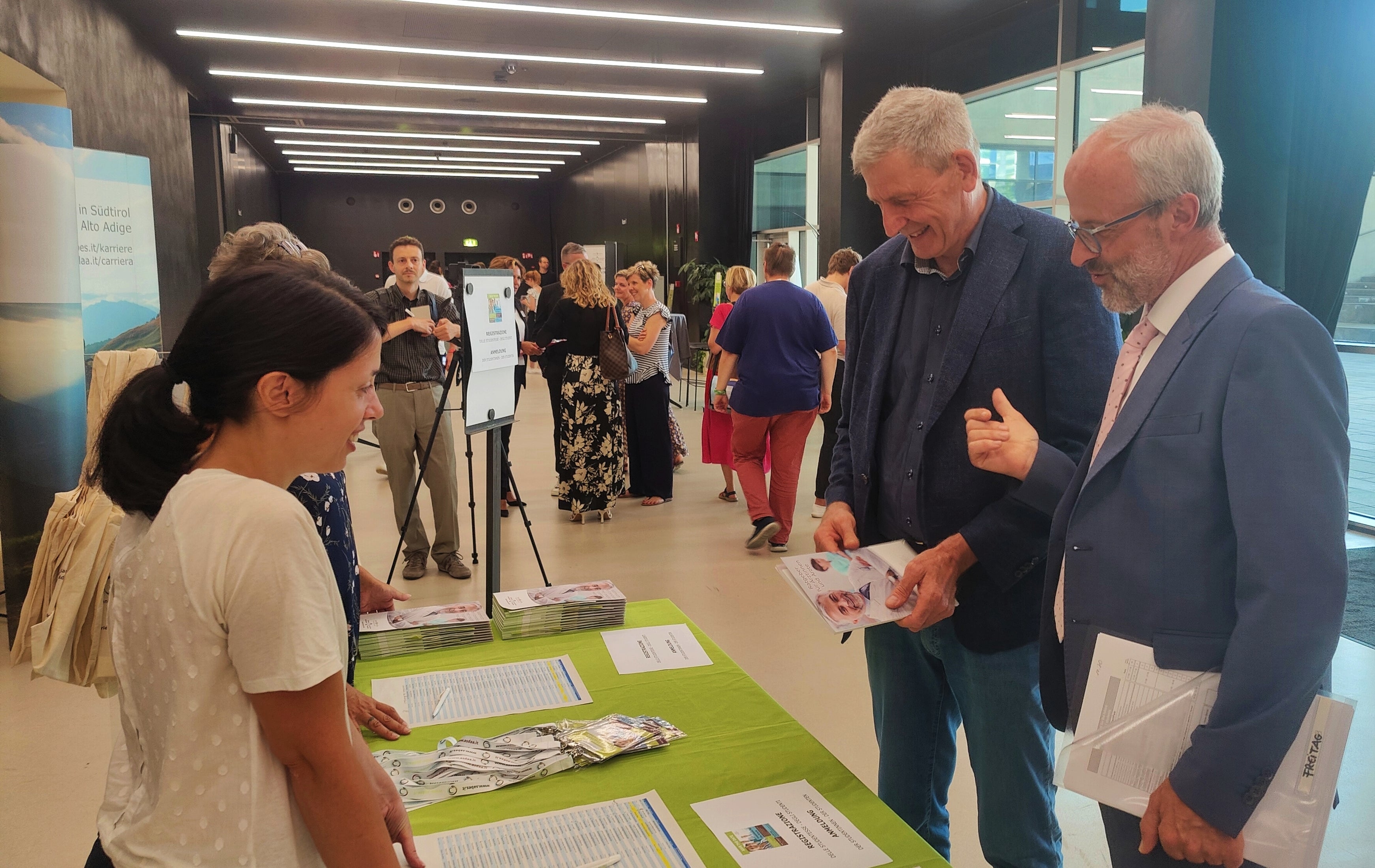 Florian Zerzer und Josef Widmann am Infopoint