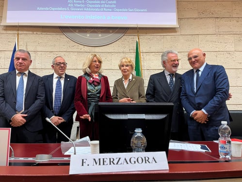 Die Riege der Auditorinnen und Auditoren - Mitte (mit roter Jacke) Präsidentin Francesca Merzagora 