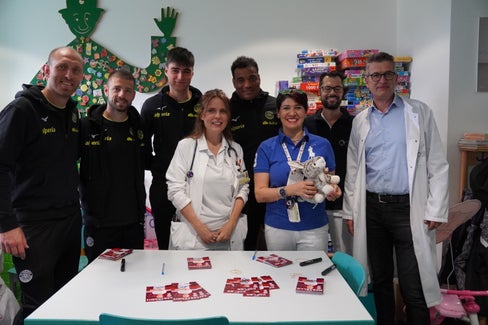 Die Spieler mit der geschäftsführ. Primaria Gaia Weissmann, Pflegekoordinatorin Stefania Casarotto und dem ärztlichen Direktor Valter Ciarrocchi